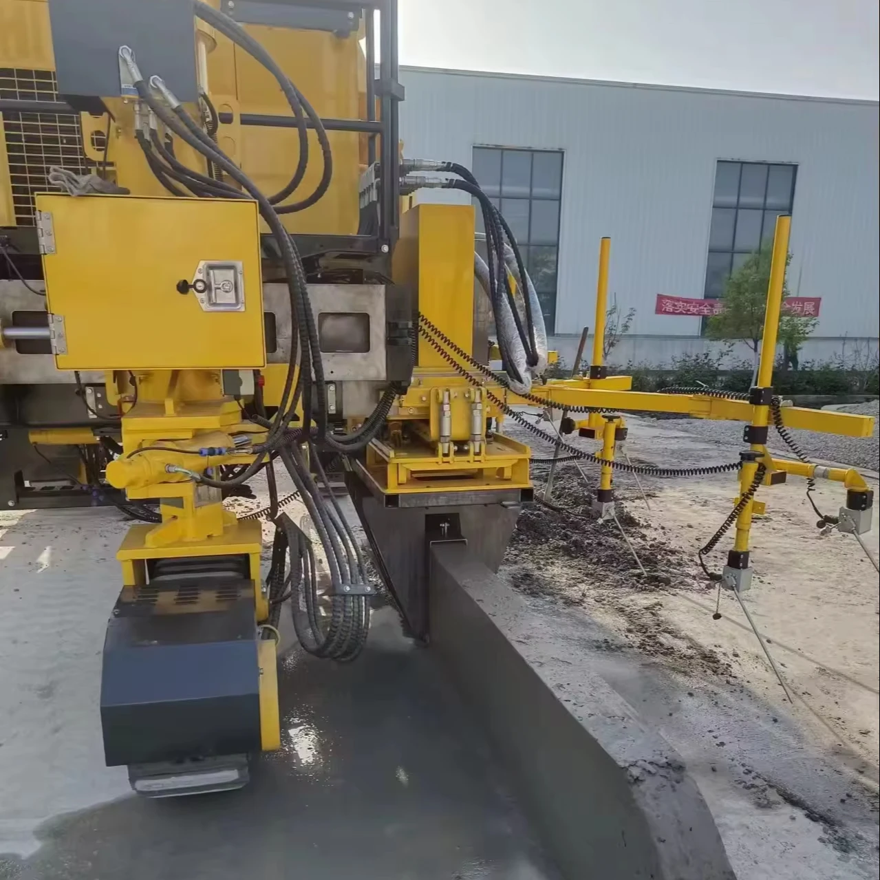 Automatic Curb Paver With CUMMINS Diesel Engine For Curbs and gutters