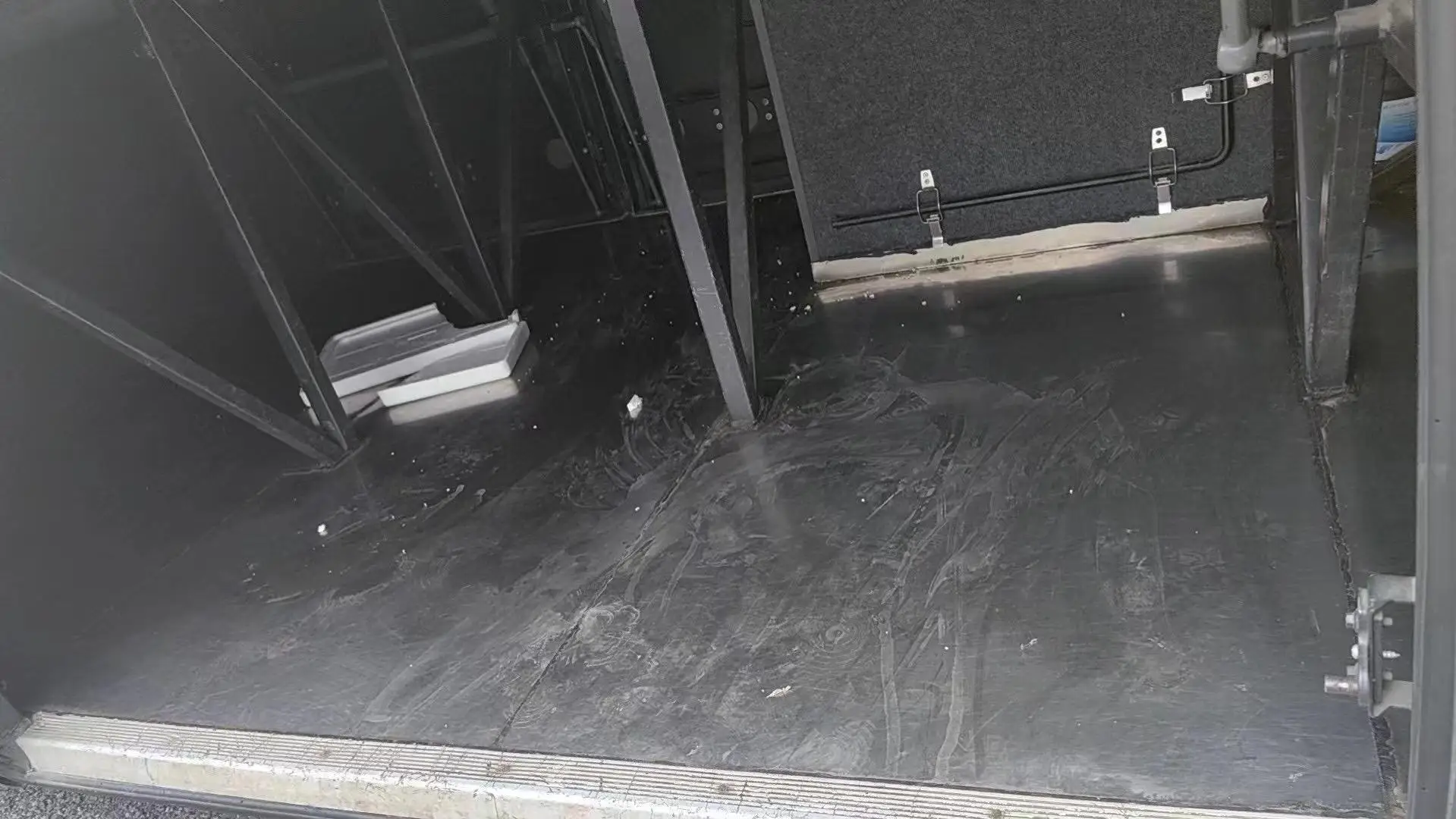 Yutong Brand 50-60 Seater Passenger Bus for Sale Double Door Travel Coach Second Hand Bus Zk6122