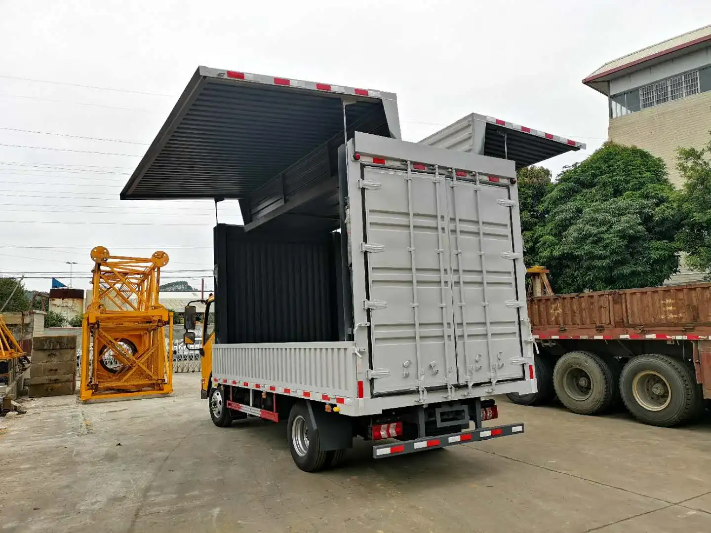 Dongfeng chenglong крыло фургон легкий грузовик с крыльями открытый ящик для