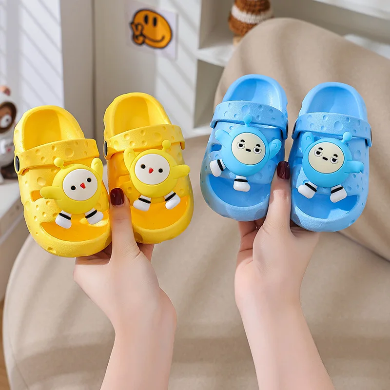 Оптовая продажа новый дизайн милые Мультяшные туфли из ПВХ обувь на нескользящей подошве сандалии детские летние тапочки для девочек и мальчиков