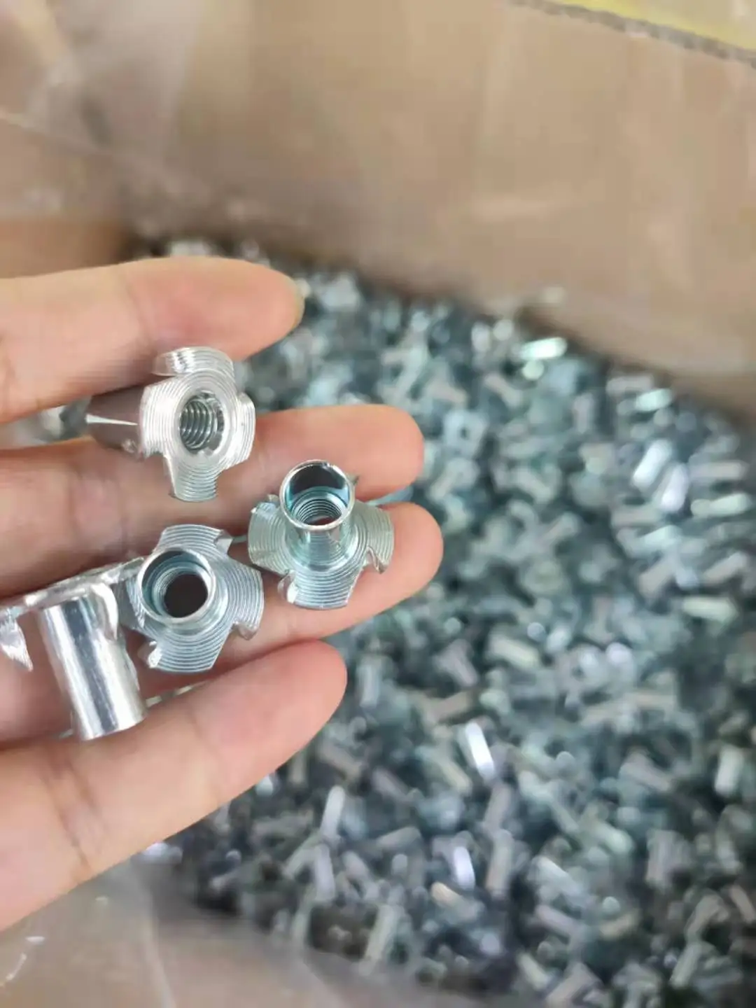 cold forming steel galvanized wood furniture lock insert DIN1624 four claw t nut m4