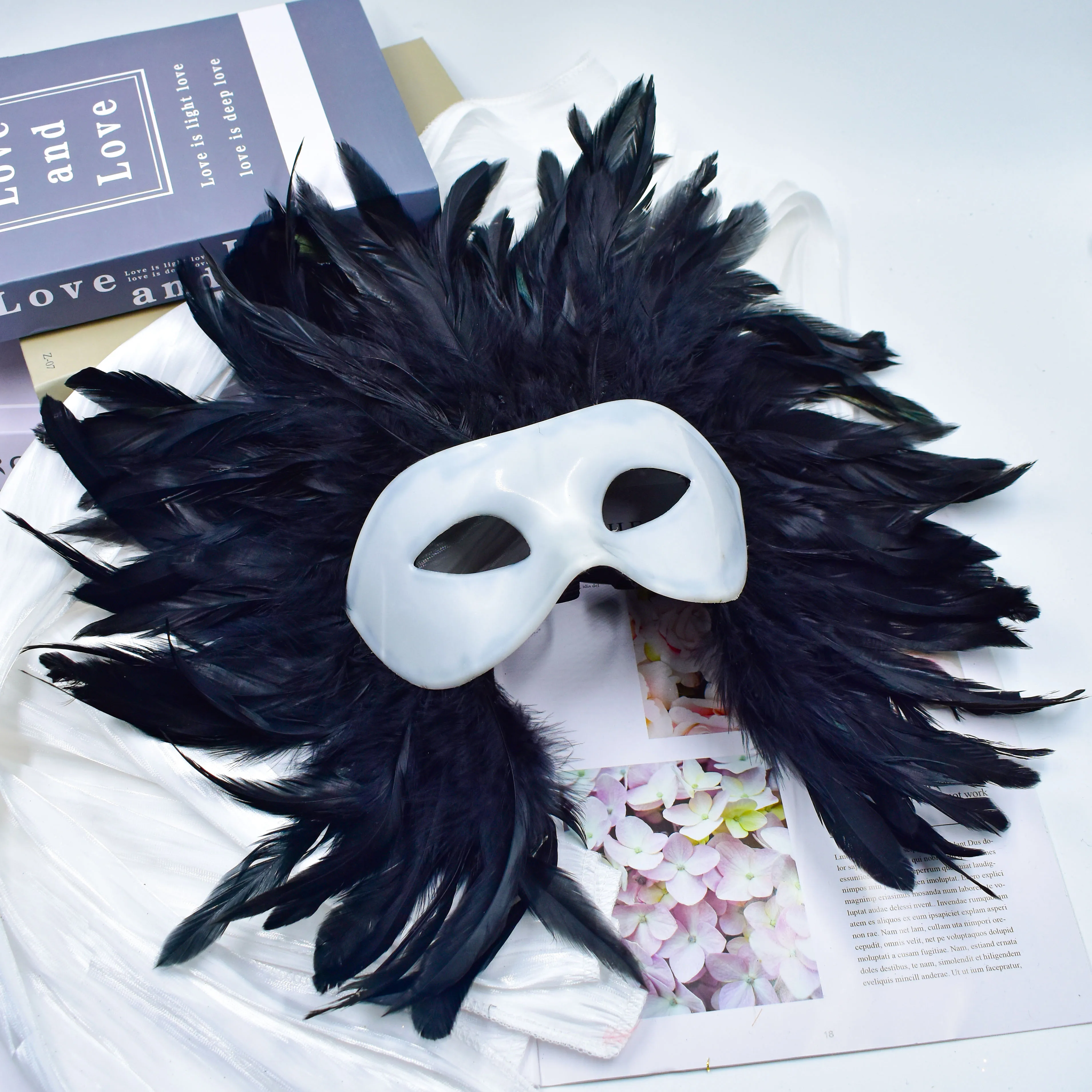 High Quality White Venetian Feather Mask Plastic Masquerade Handmade Craft Cosplay For Carnival Party Favor