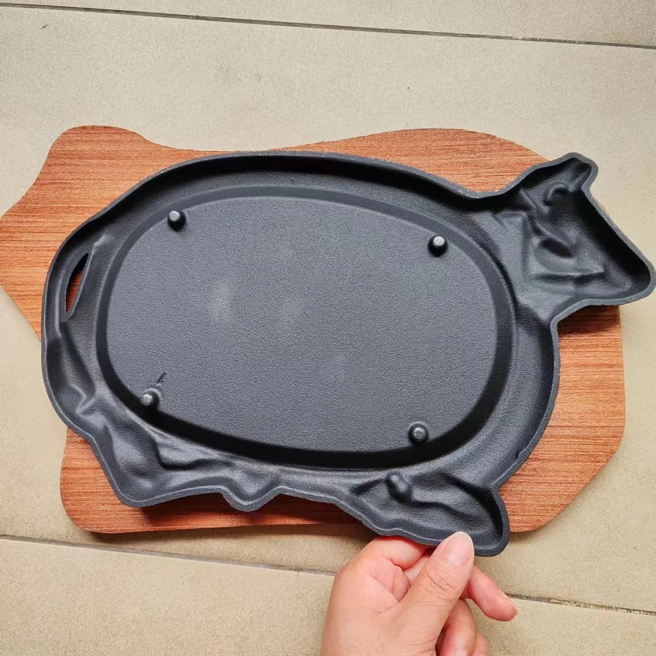 China Casting Foundry Wholesale Cast Iron Cow Shaped Sizzle Plate With Wood Base
