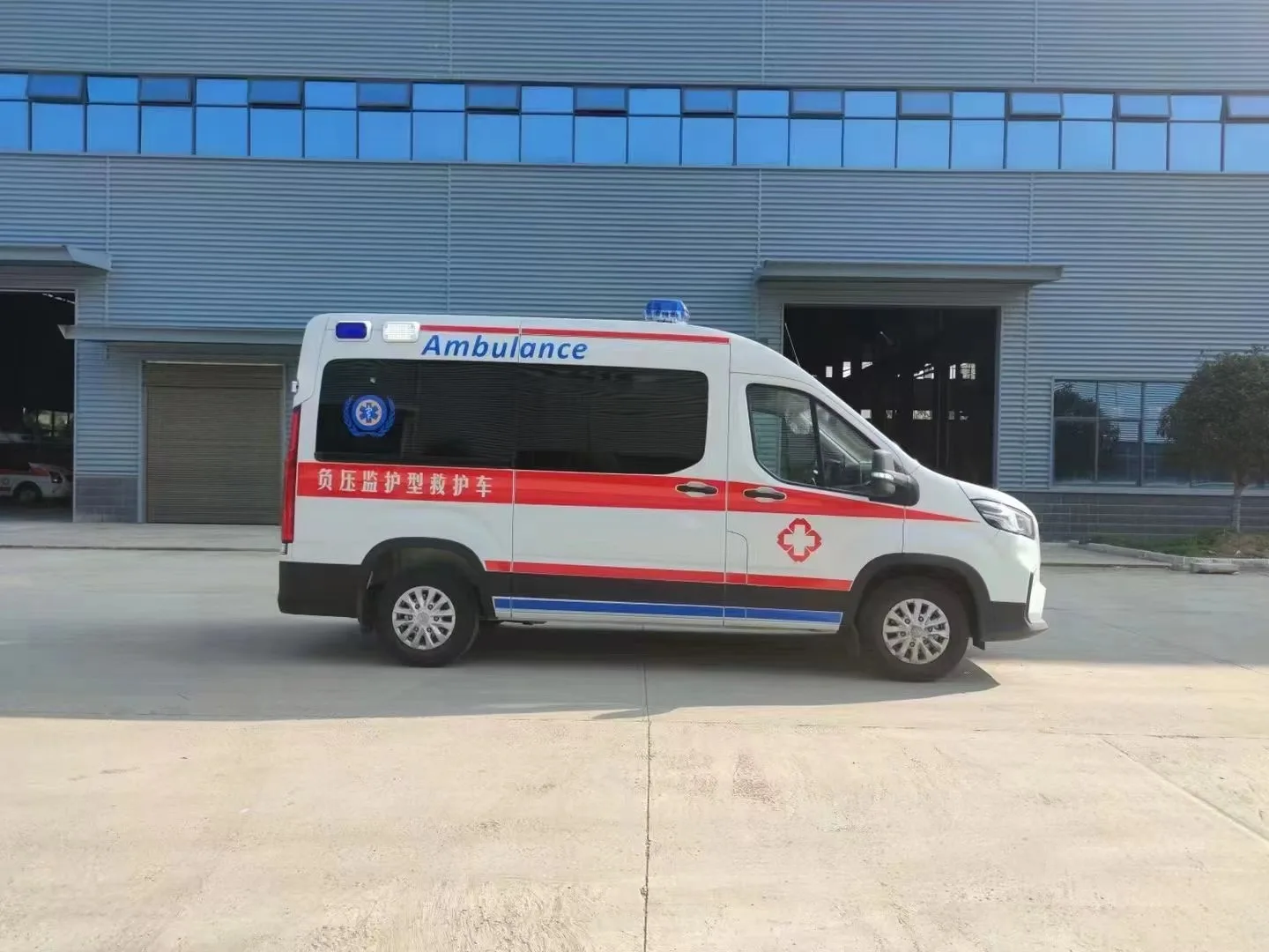 Factory Direct Sale Emergency Ambulance Vehicle Medical Van Ambulance with Basic Life Support
