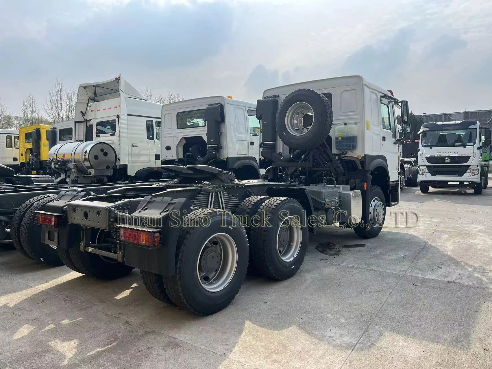 Sinotruk Howo heavy duty 6*4 10 wheel 400hp diesel prime mover trailer tractor head truck for sale Chad