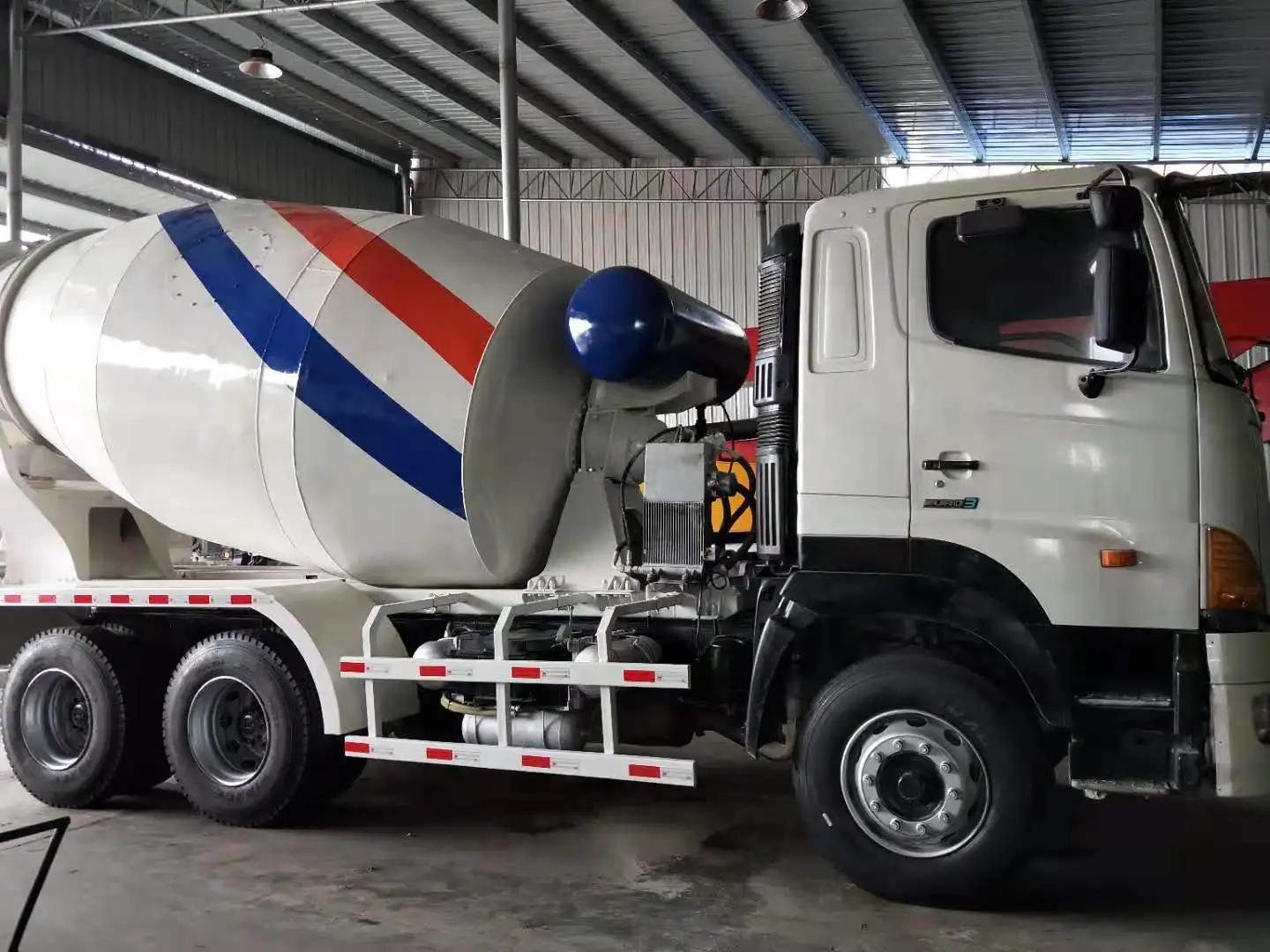 Бетономешалка Hino 10 кубических метров цементный