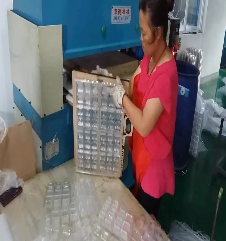 Hydraulic die-cutting machine is applicable to fabric cutting in various industries such as tarpaulin window cutting/umbrella/co