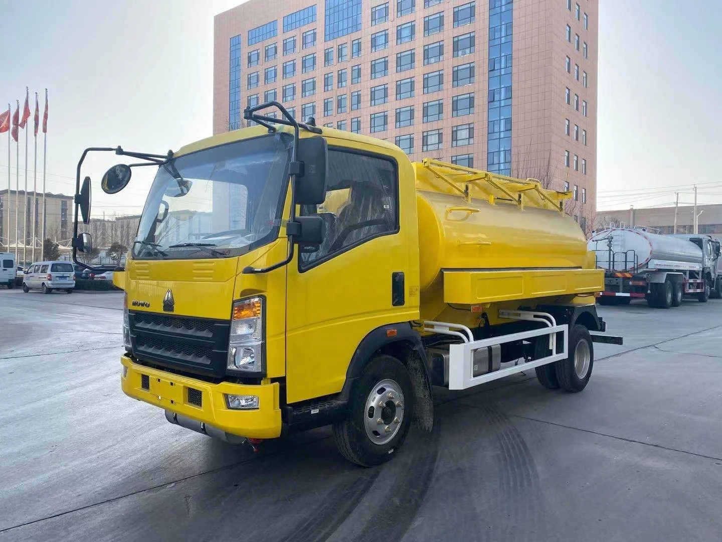 SINOTRUK HOWO Small 5000L Capacity Light Mini Fuel Tanker Truck Oil Truck Refuelling Truck Diesel 1500-2000nm ISO9001 CCC 3800mm
