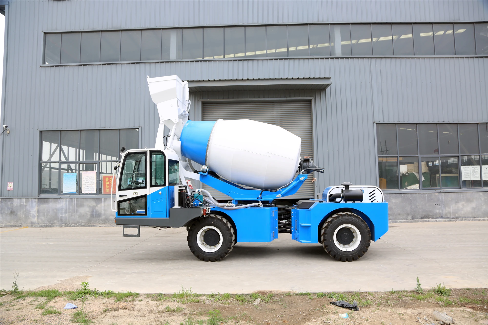 3.5m3 self loading Concrete Mixers Truck Price Concrete Mixer Truck moving 3.5 cubic truck