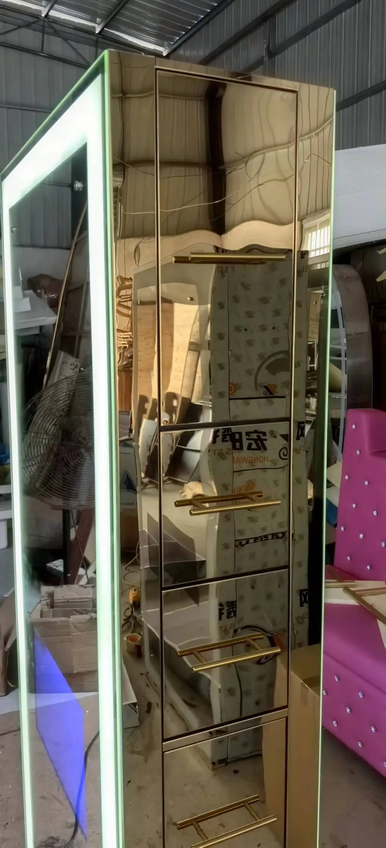 MOQ 1  Hot Sale  Full Size LED GOLD  Mirror Station Used  Total Station For Sale Lighted Salon Stations With TV 10 Years Life