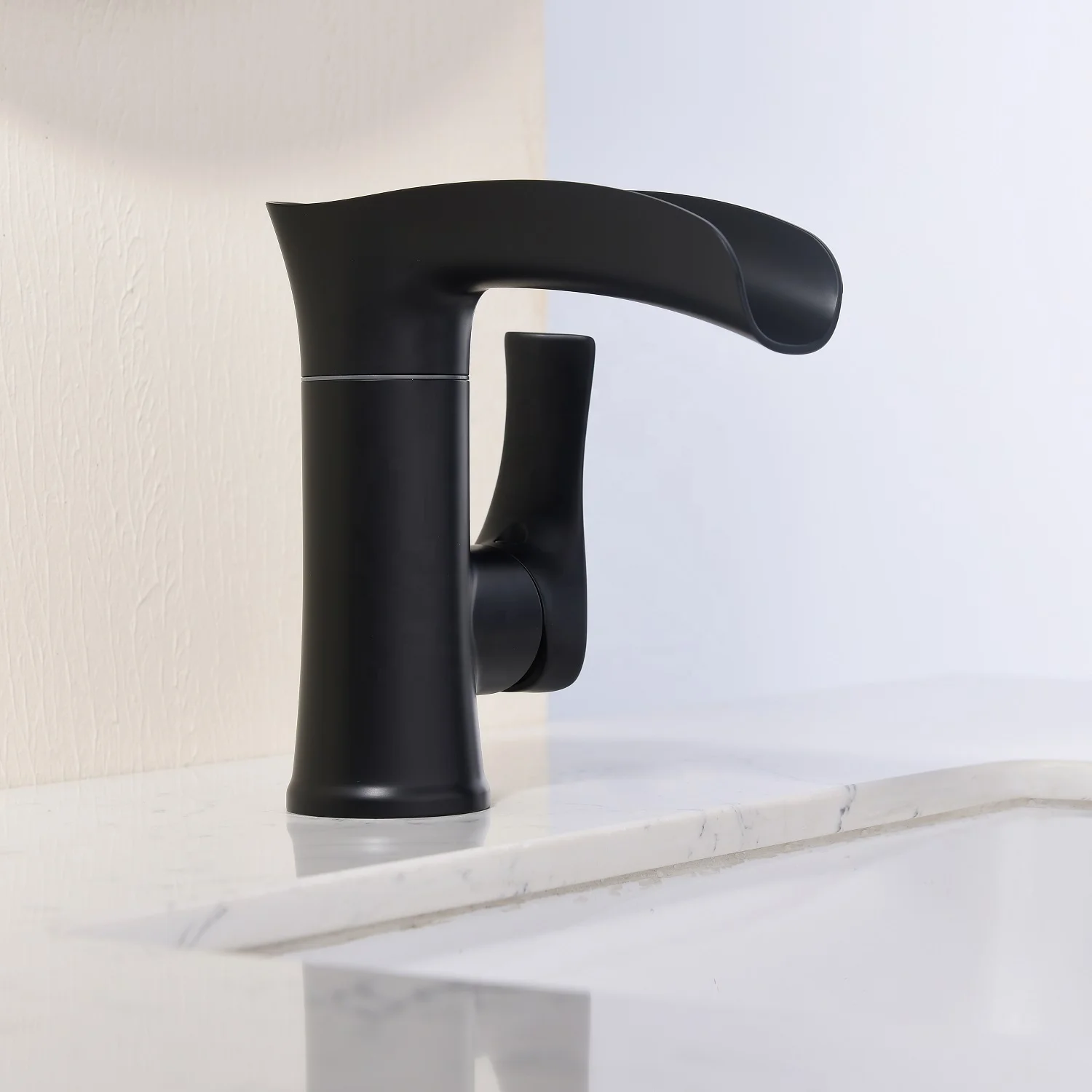 China Factory Bathroom Waterfall Sink Basin Faucet Brass Ceramic Cartridge Waterfall Faucet Luxury Waterfall Basin Faucet