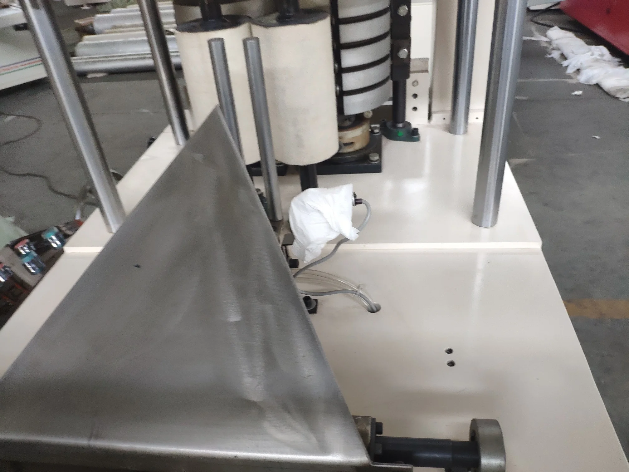 
News design paper napkin making machine price 
