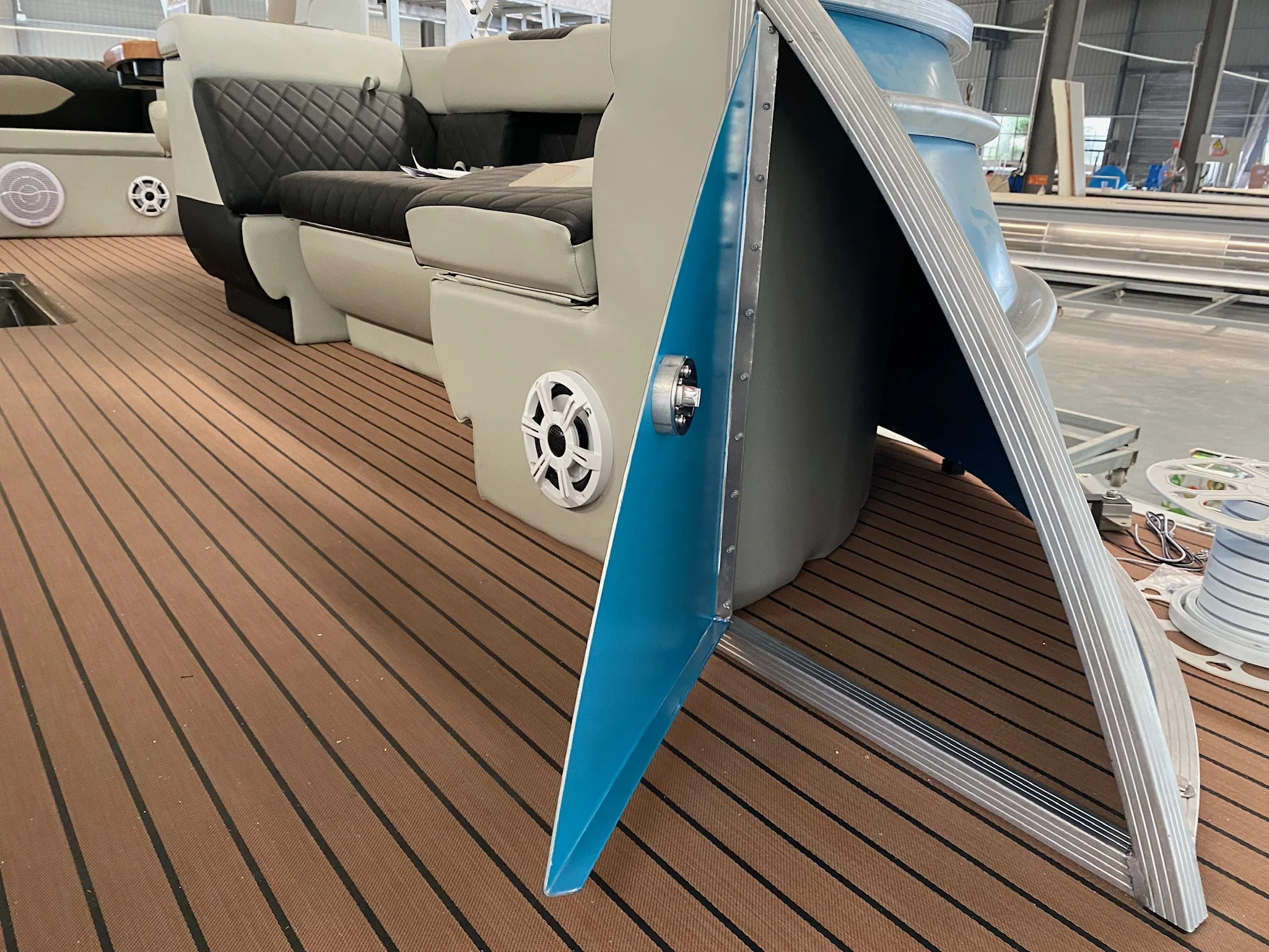 Hottest 22ft-30ft Luxury Sport Racing Pontoon Boat Cruising Aluminum Tritoon Boat for Sale