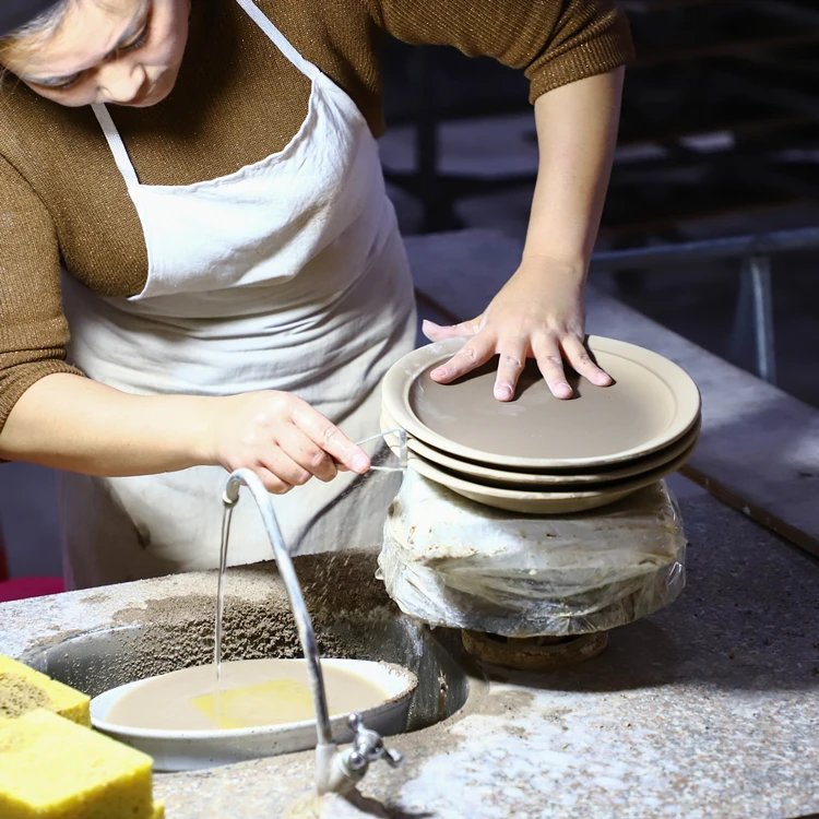 Hot sale kitchen matte embossed design cheap cake bread pizza pie white ceramic baking dish set with different size