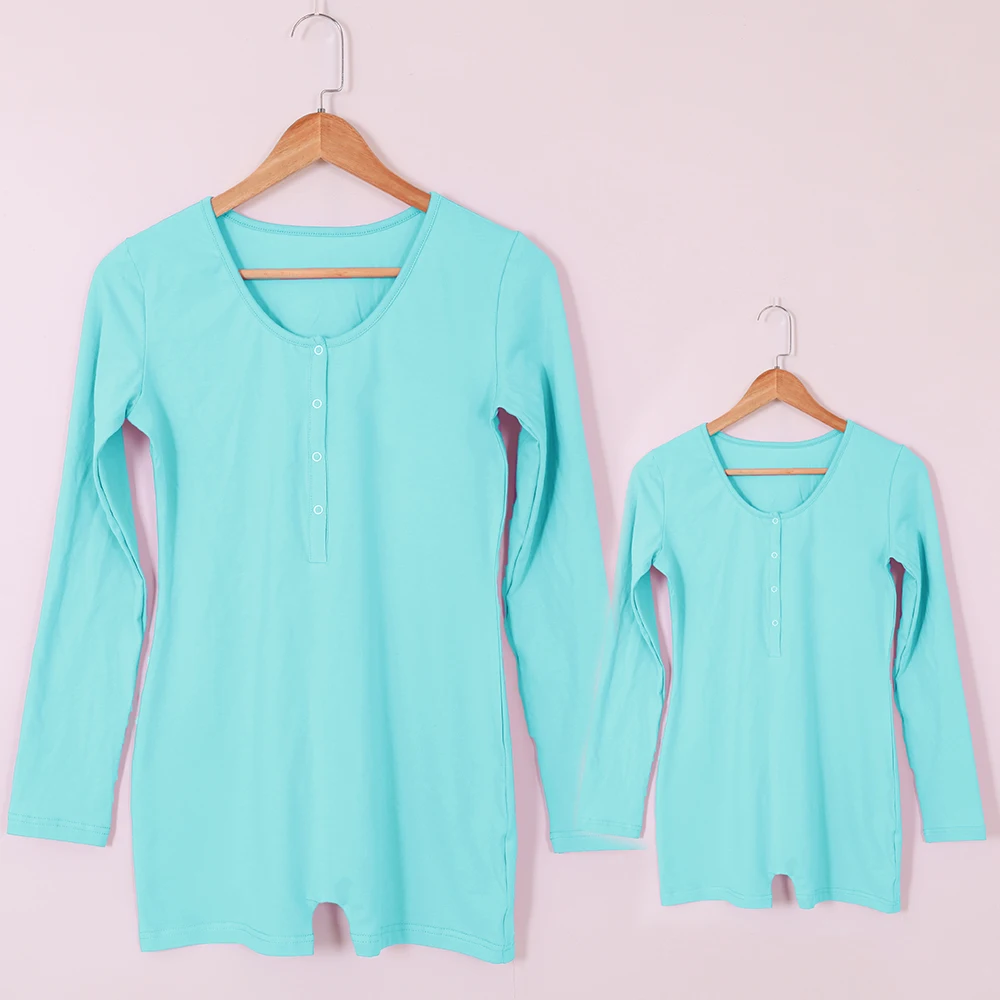 Новинка, оптовая продажа, однотонные комбинезоны с длинным рукавом и пуговицами для маленьких девочек, женская повседневная одежда, наряды для мамы и меня