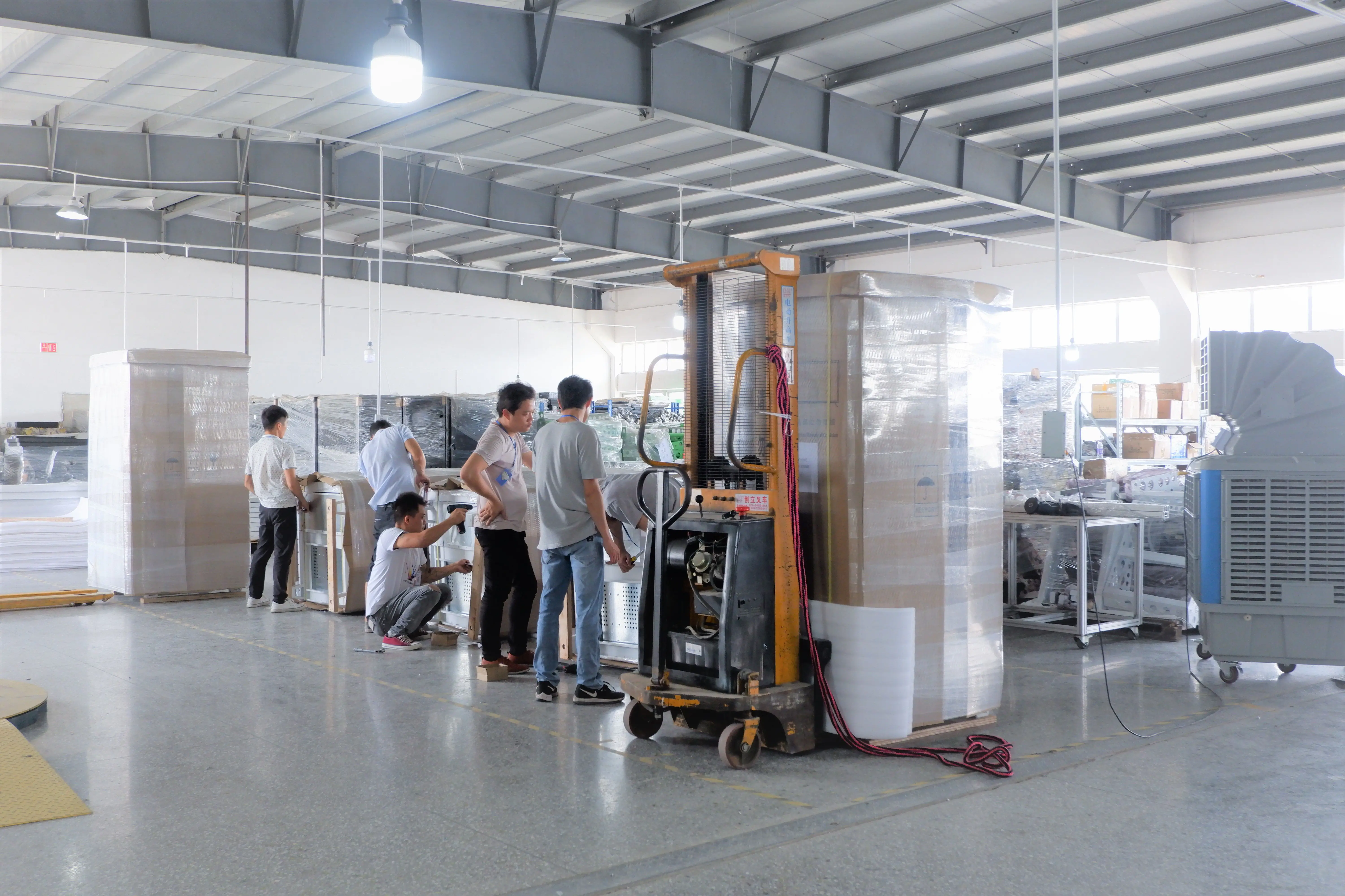 Cost-Effective Vending Machine Solution For Snacks And Drinks With Efficient Energy Use And Custom Features