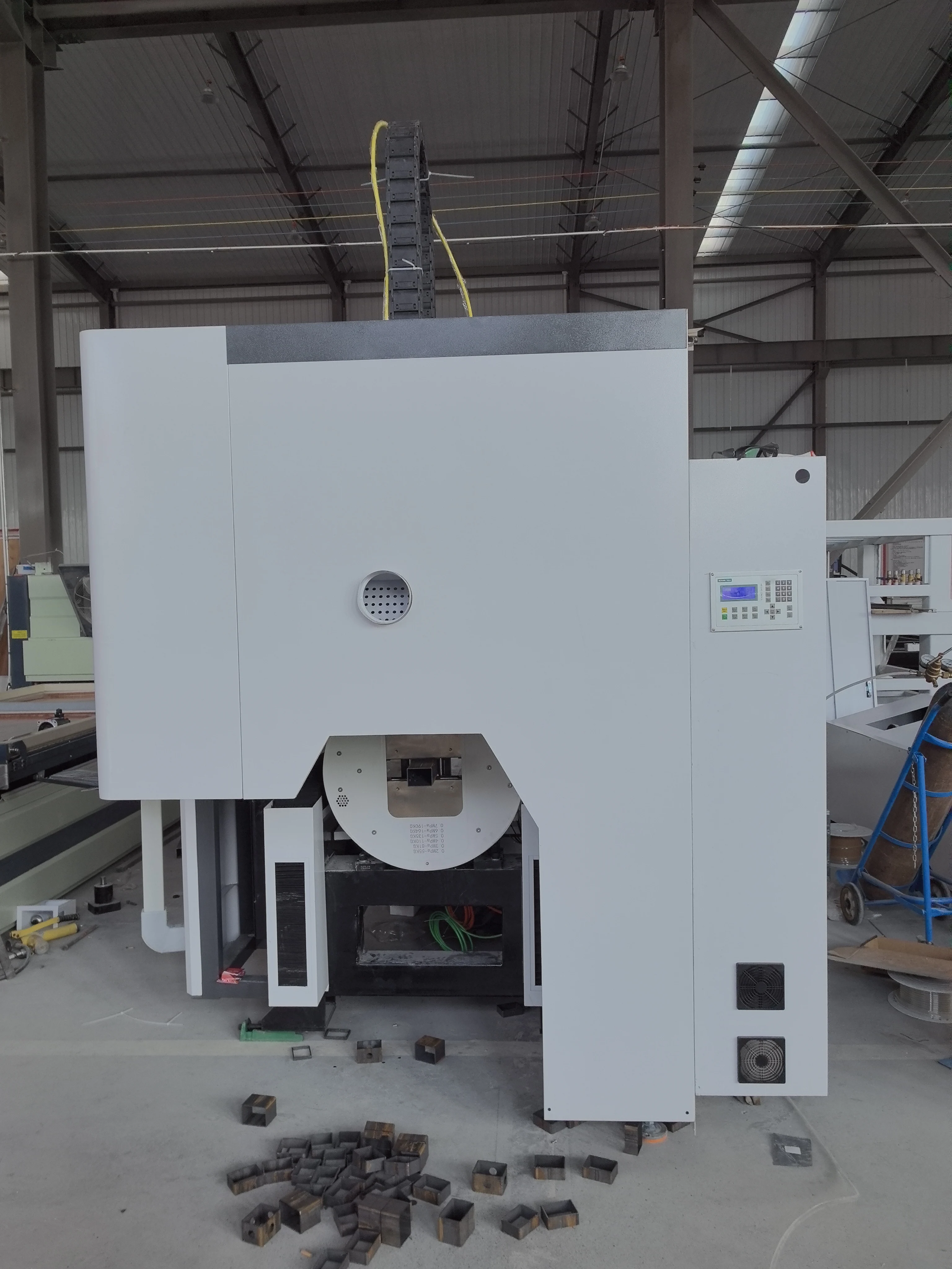 Electric Switch Manufacturing Cutting Machine two chuck  Fiber Laser Tube Cutting Machine For Metal Tube