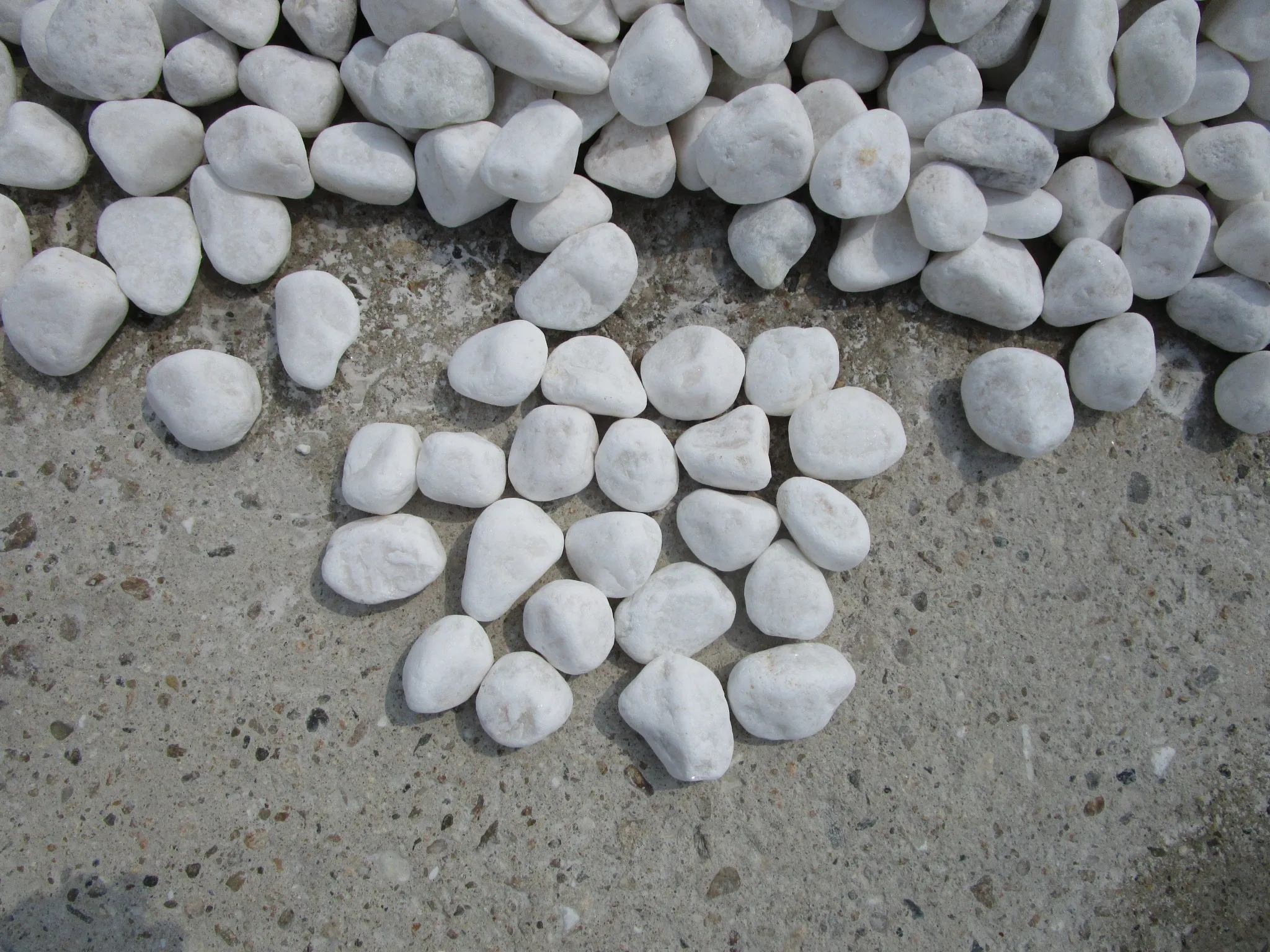 China Cheap Snow White Garden Pebbles For Sale Landscape Stone Pebbles