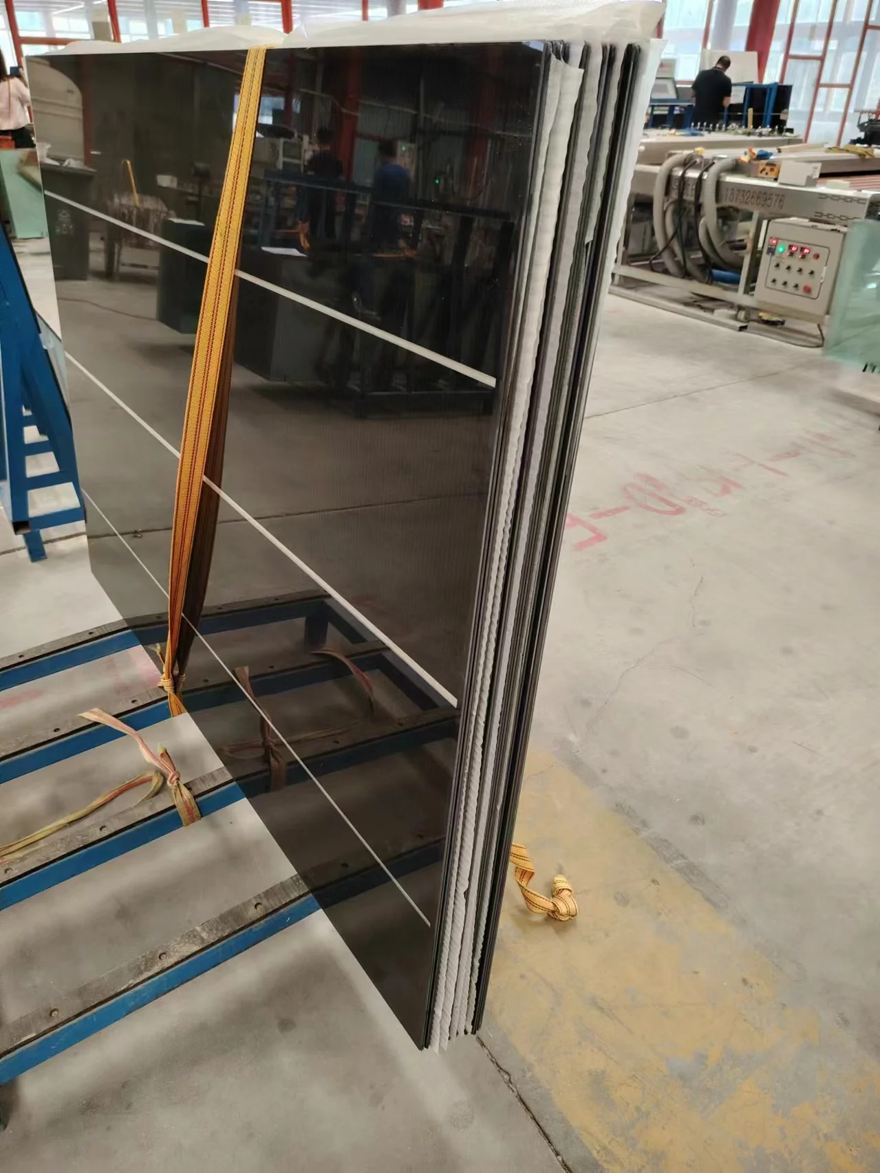 China Factory sales high-quality Fine Polished Edge  Blue/Black Tinted Reflective Tempered Building Glass.