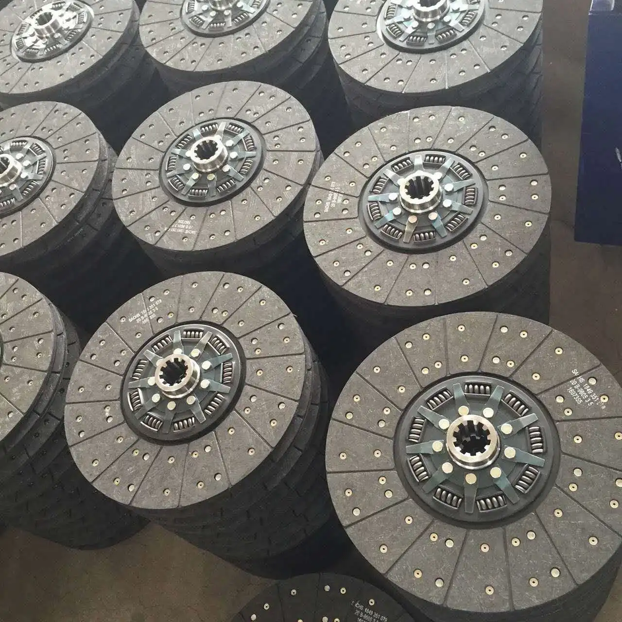 430mm 1878009078 Manufacture Produces clutch disc kits High-Quality Wholesale Truck Clutch plate assembly for duty Truck