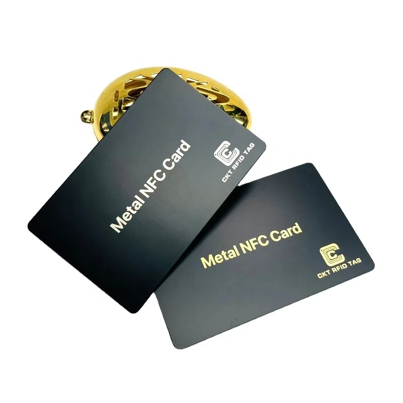 Черная матовая металлическая NFC-карта с гравировкой золотого или серебряного логотипа для