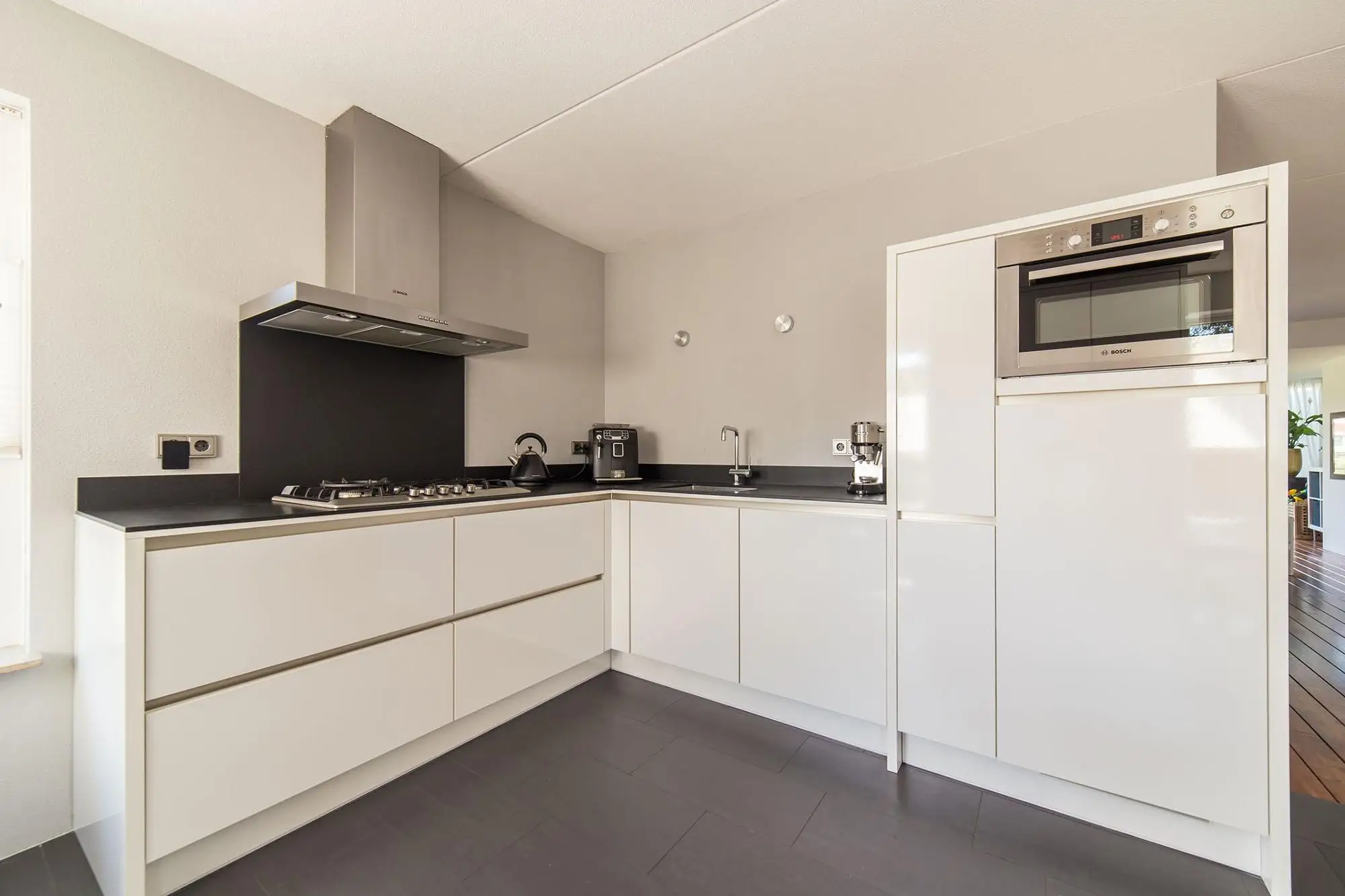 Free design U shape kitchen Europe white painted lower door kitchen cabinet with stainless steel knobs