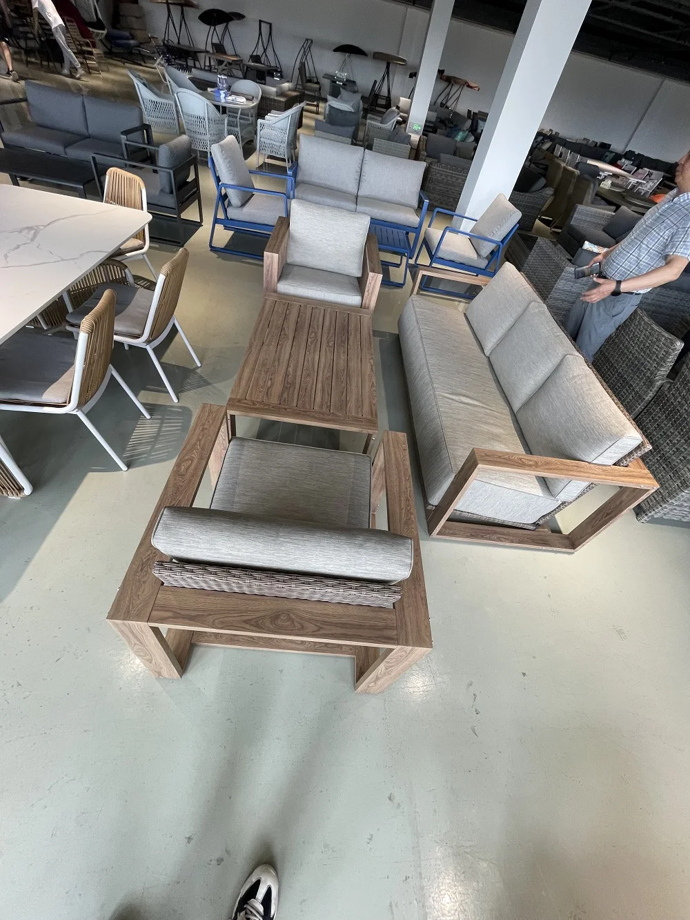 High-end outdoor patio wood grain sofa set 4PCS aluminum conversation sofa with cushion garden metal sofa set with coffee table