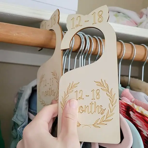 Factory direct sales wooden baby closet partitions clothes size dividers wardrobe storage hangers hanging tags