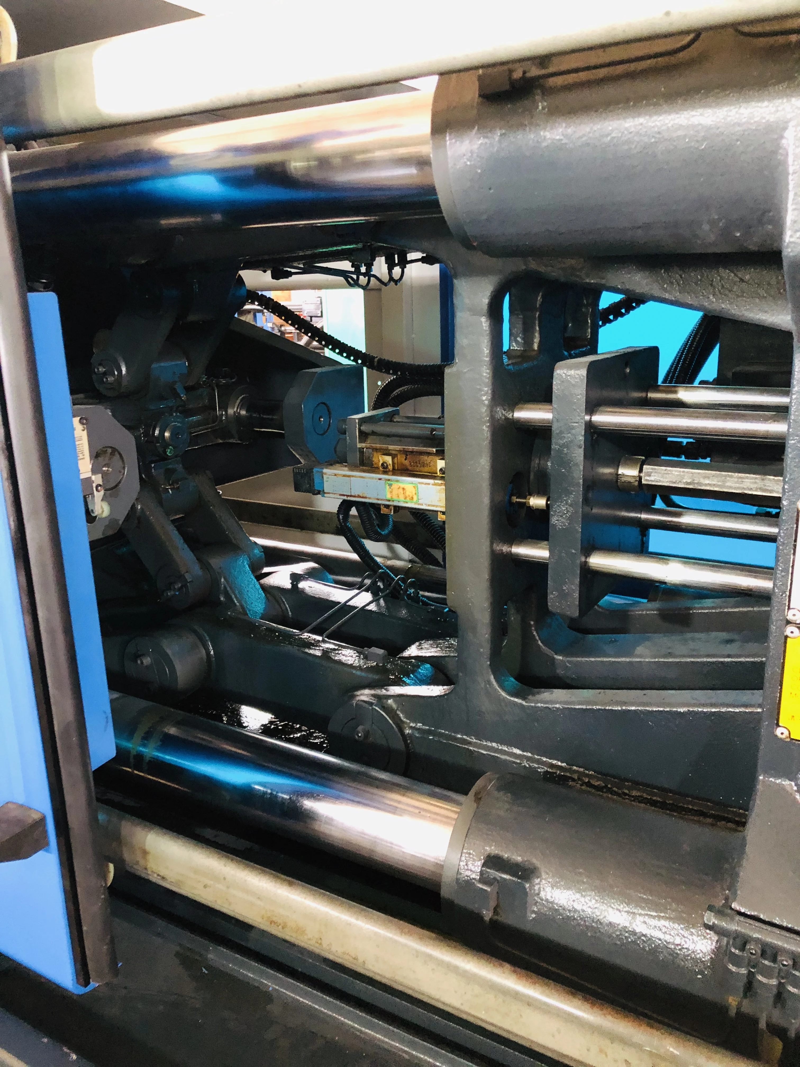 Selling 200 tons second-hand injection molding machine HAITIAN servo energy-saving injection molding machine MA2000