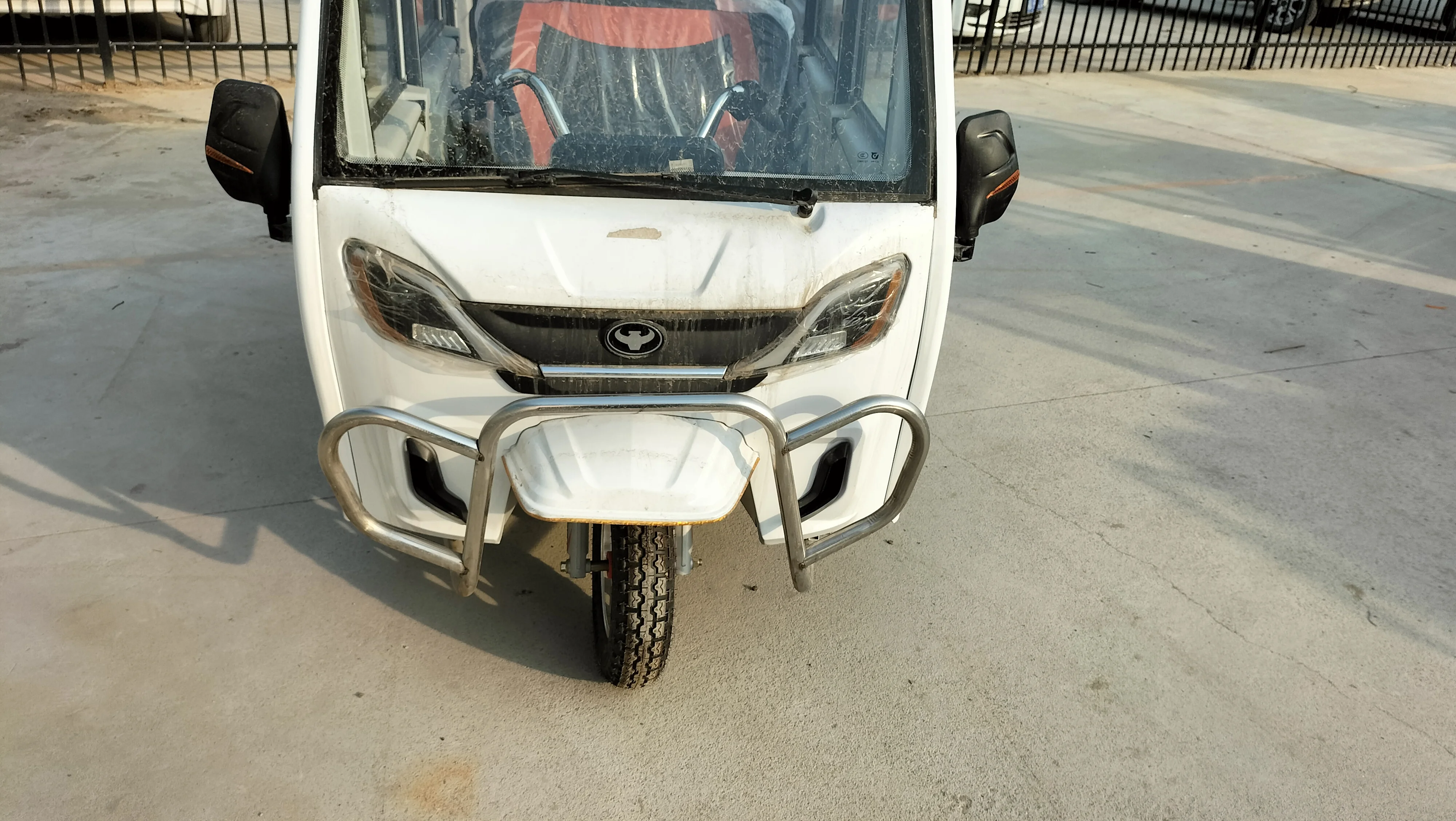 Hot sale of cheap enclosed adult three-wheeled goods electric three-wheeled motorcycles passenger tricycles