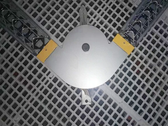 Automatic chain feeding system for breeder/laying hen