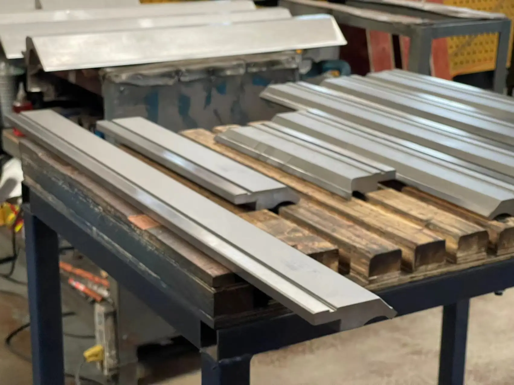 AMADA Press Brake High Quality CNC Punch and Die bending Machine Tooling manufacturer press brake tooling sheet metal bending
