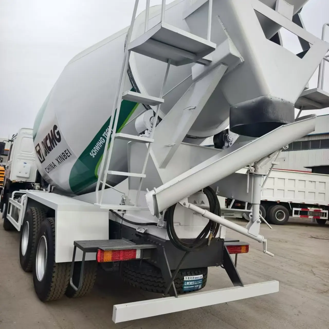 construction machinery SINITRUK HOWO used secondhand concrete mixer truck with tank capacity 8 10 12 square