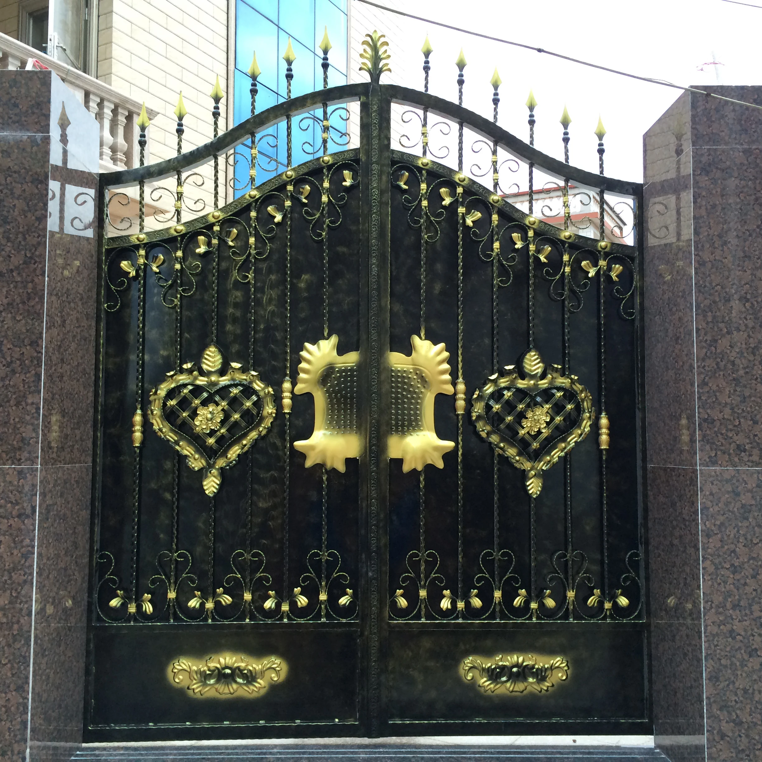  Конструкция главных ворот из кованого