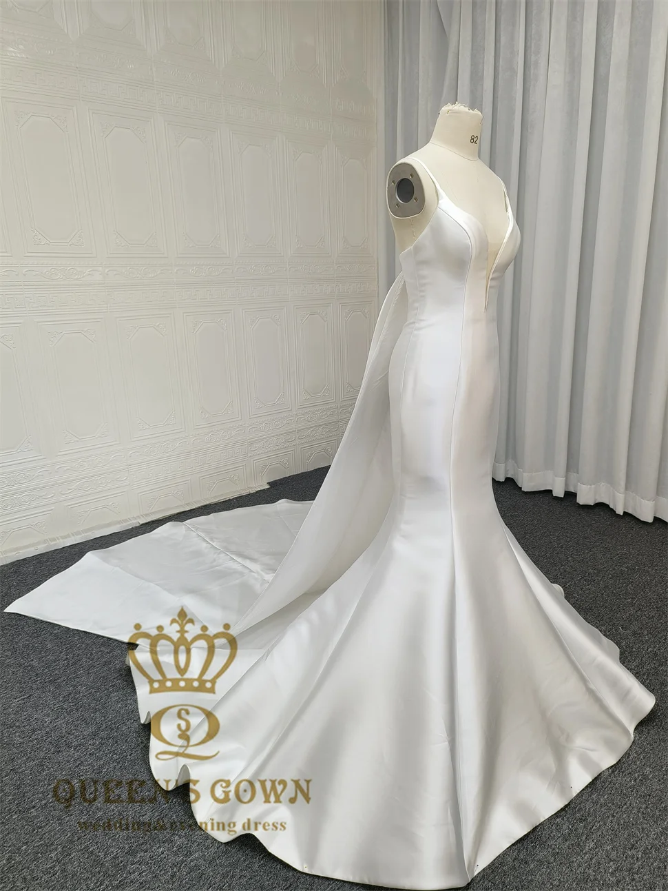 QUEENS GOWN simple elegant white satin wedding dress spaghetti strap deep v-neck mermaid wedding dresses