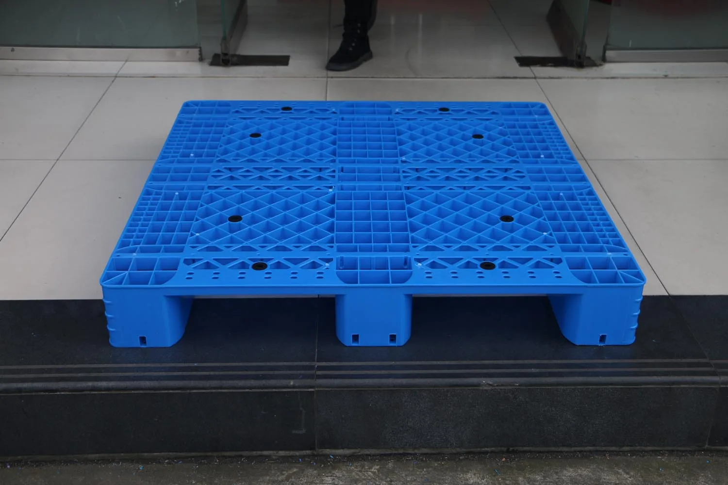 NEXARA Euro HDPE 15kg Single Faced Storage 4-Way Plastic Pallets Hot Selling 1111 1100*1100*150mm Grid Field Logistics Heavy
