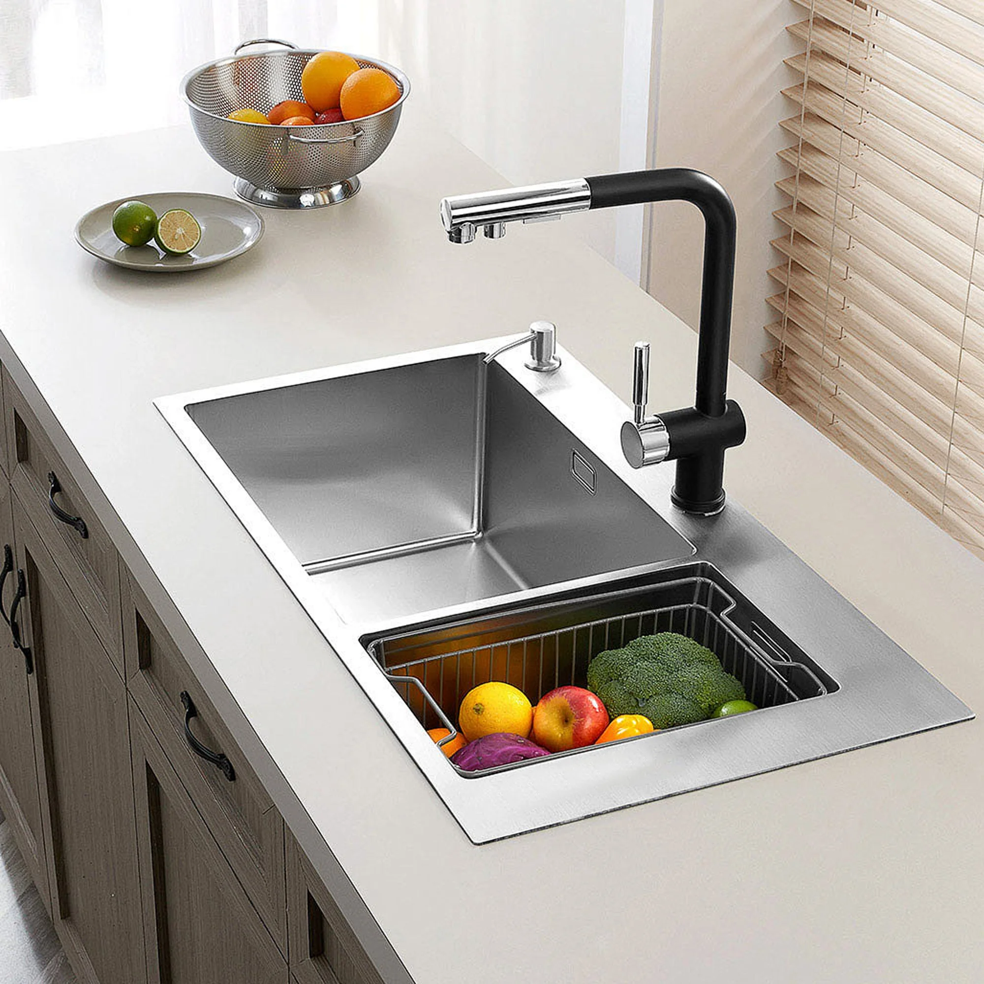 Solovia Modern Luxury Square Single Bowl Undermount Kitchen 304 Stainless Steel Competitive Price Four-Hole Faucet OEM
