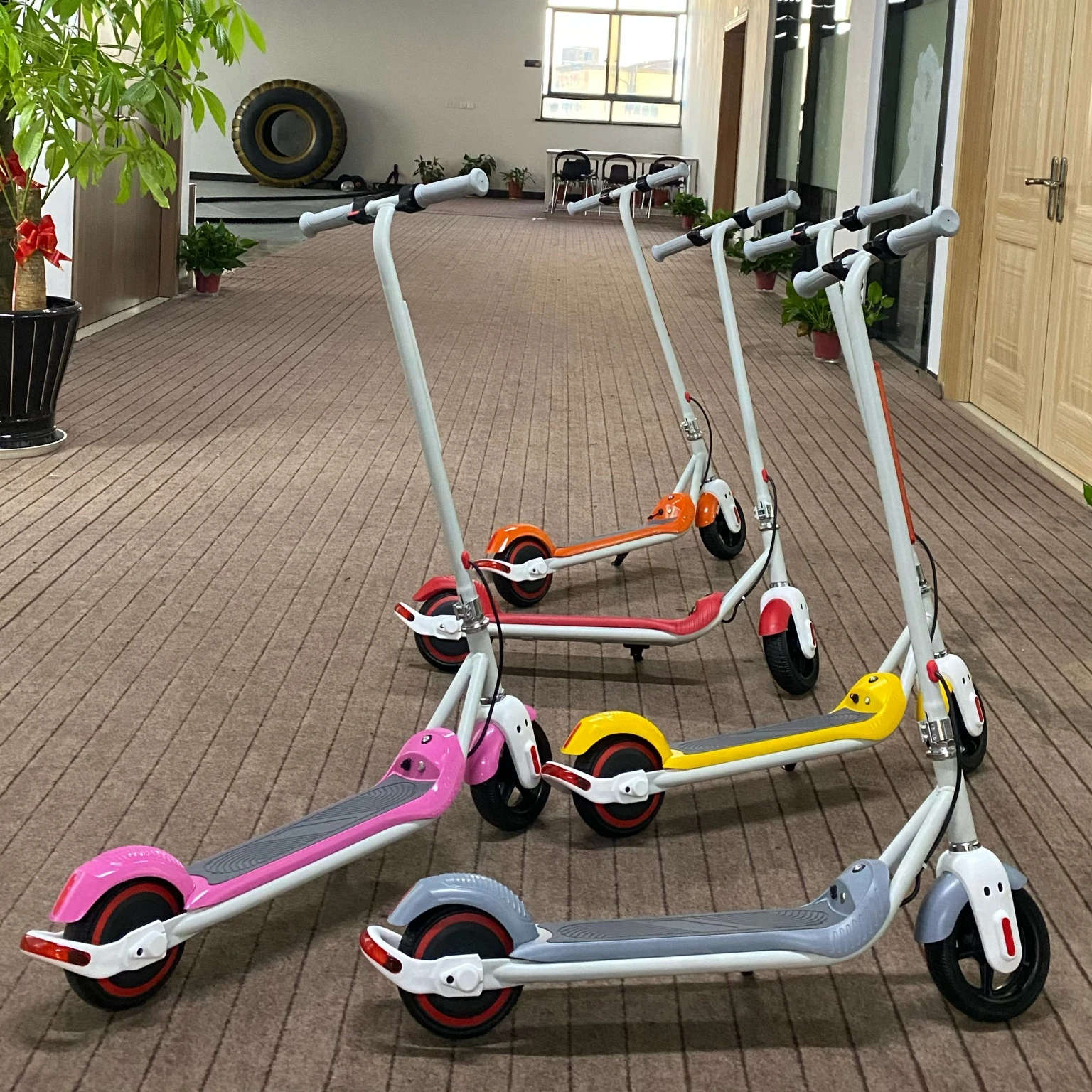 New Fashional 6.5 inch Children 2 Wheels Electric Scooter Cheap Price Safety Small Electric Scooter for Kids