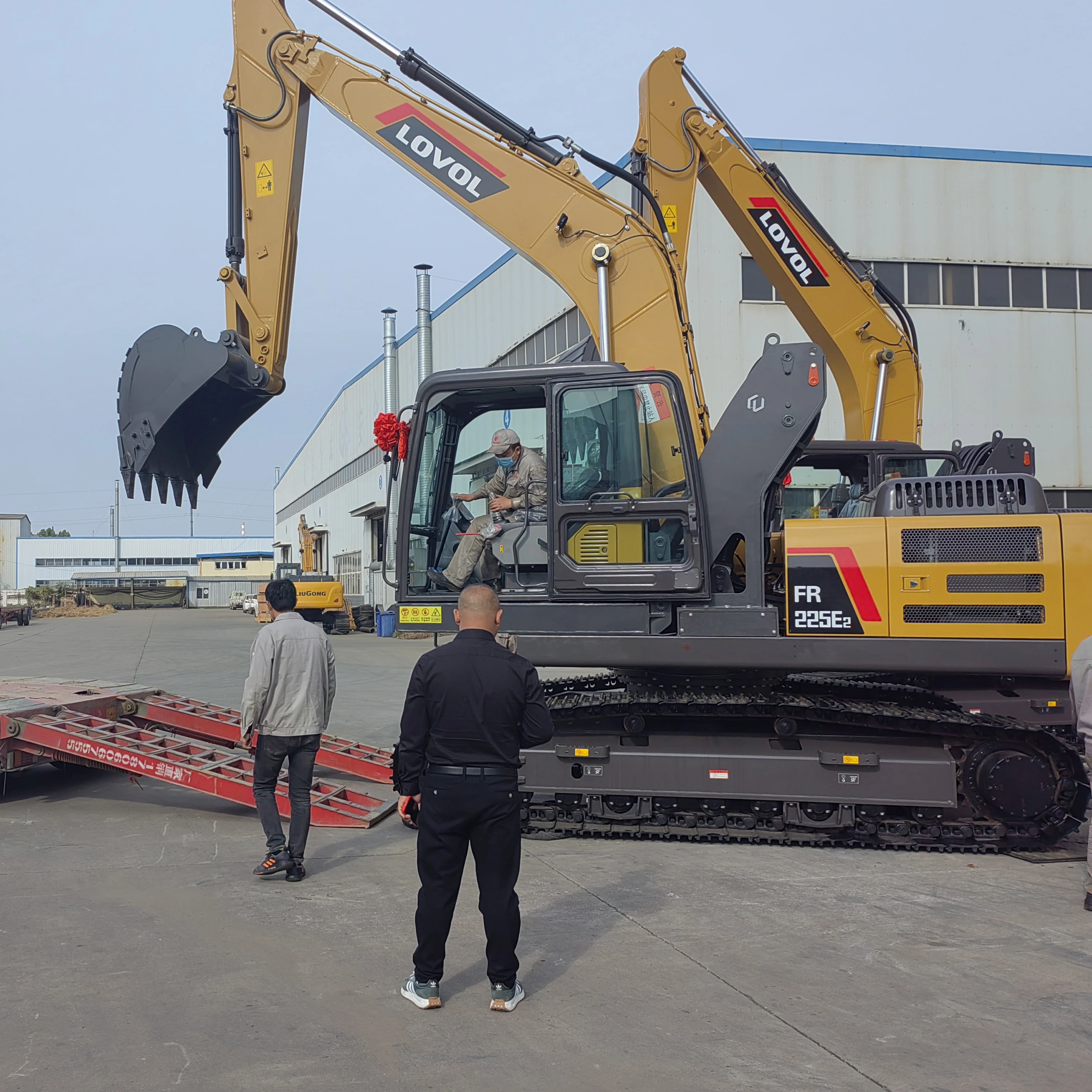 New Designed Crawler Excavator with Lift Cab  13-50 Ton For Railway Coal Unloading
