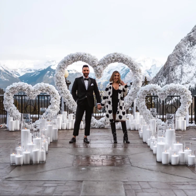 Оптовая продажа Персонализированная декоративная свадебная АРКА в форме сердца с искусственными цветами