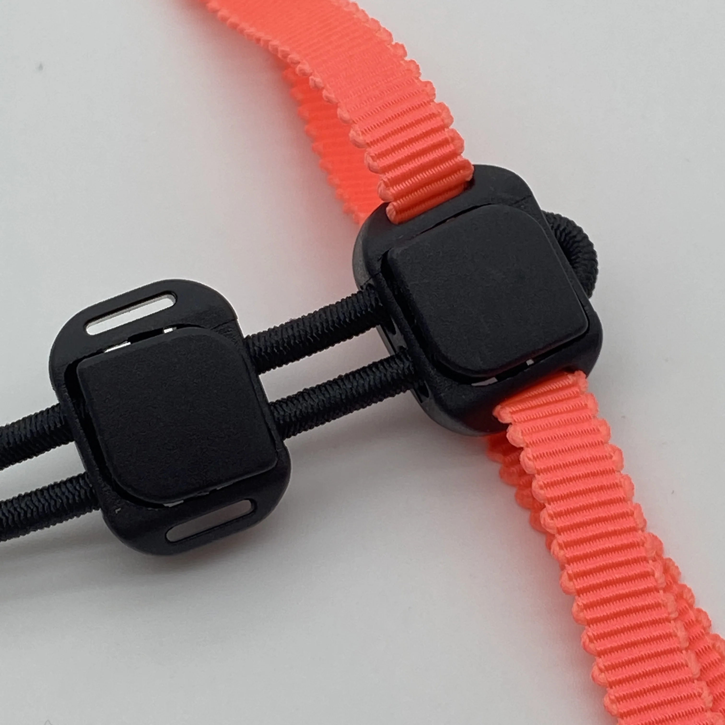 Пружинный шнур, пластиковая пробка и концы веревки, замок для тканей, спортивных сумок