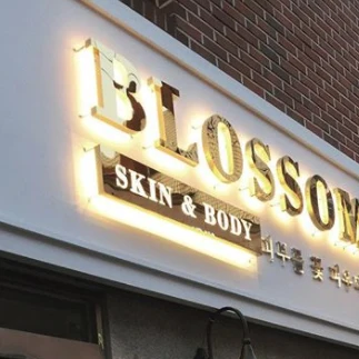 Custom Stainless Steel Storefront Logo Signboard 3D Light Up Led Channel Letter Sign