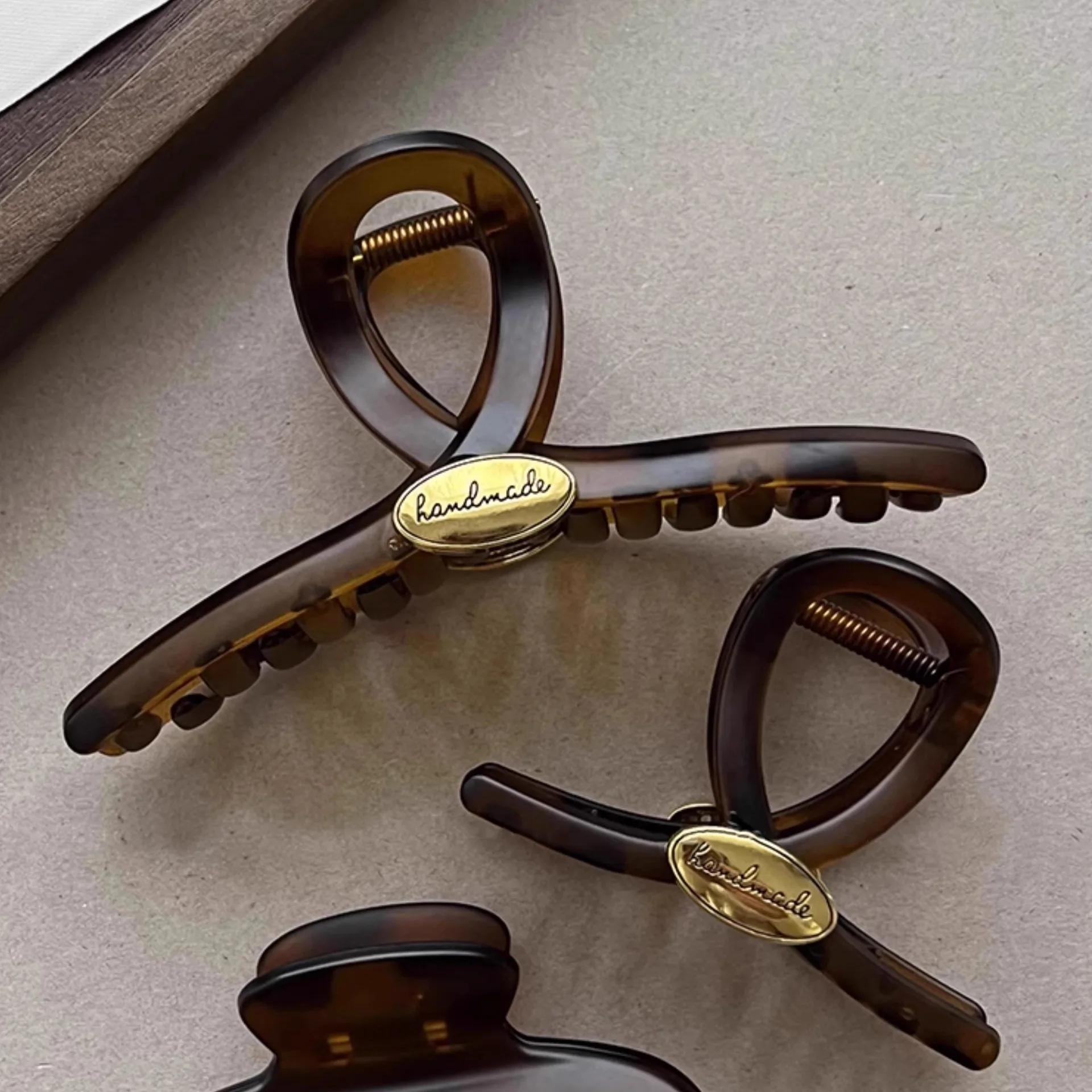 Women Fashion Accessories Metal Logo Hair Claw Clip Testudinarious Jaw Hair Grip Elegant Plastic Hair Claw