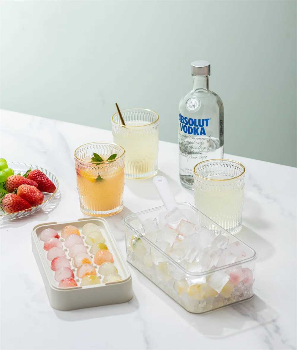 Pinmoo Amazon Hot Selling Food Grade Silicone Round Ice Cube Ball Tray with Lid and Bin Ice Cube Tray with Ice Container