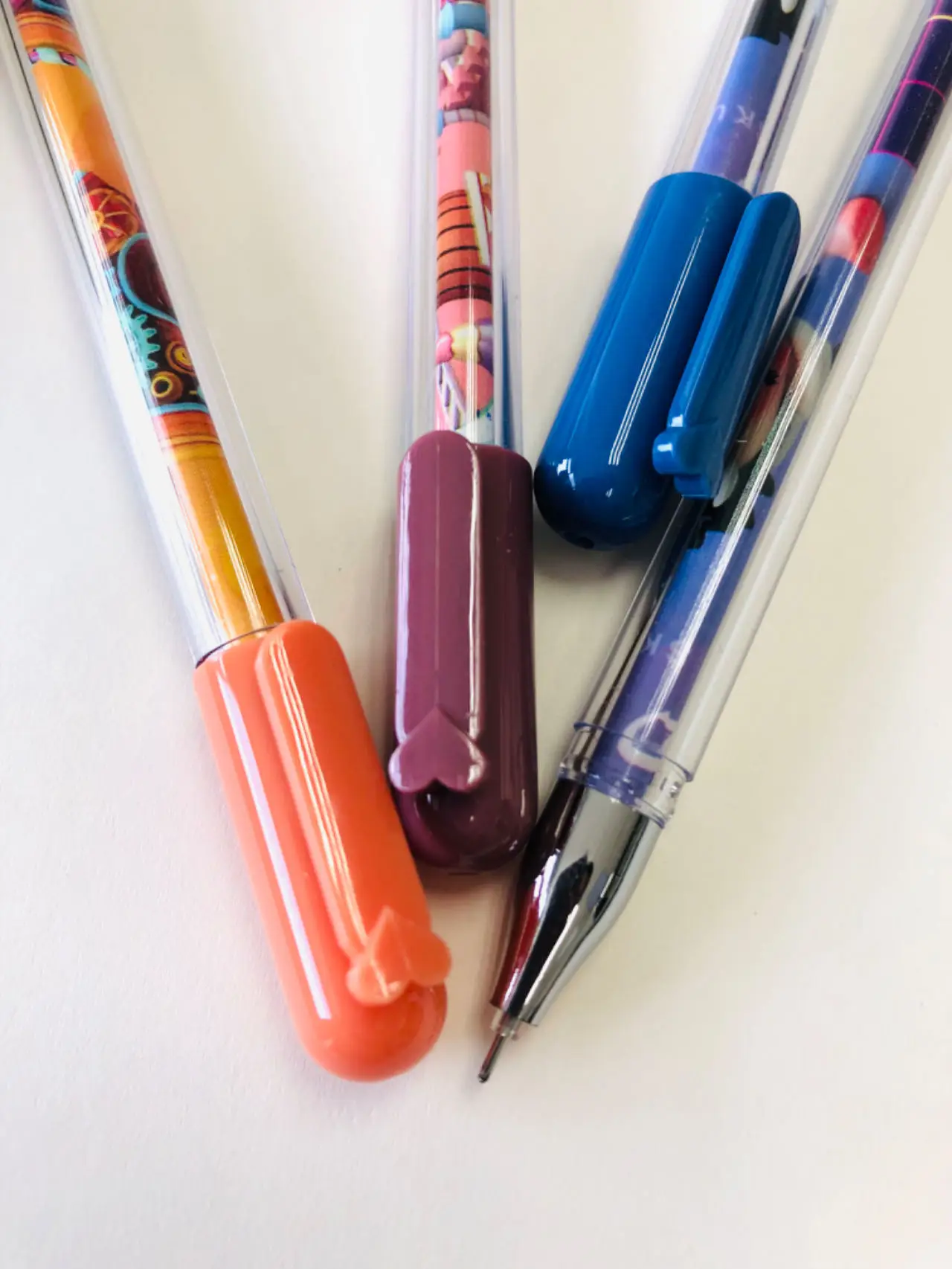 Wholesale stationery back to school students love kawaii gel pens with heart-shaped pen cover