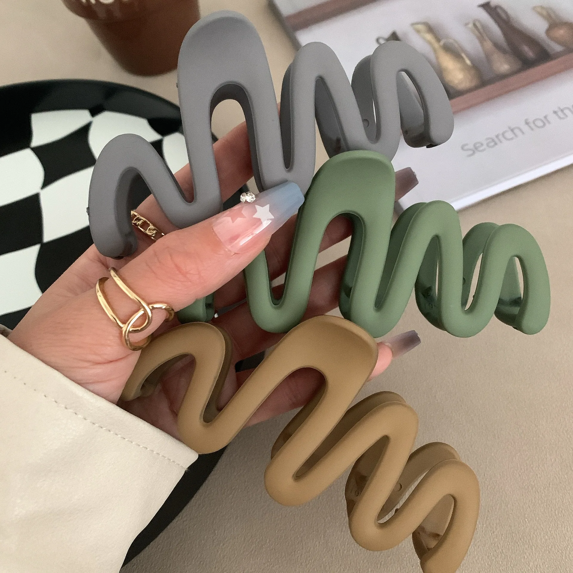 Wavy Elegant Resin Hair Claw Clamps Claw Clips Wholesales Hair Accessories Plastic Matte Large Claw Clips for Thick Hair 2023