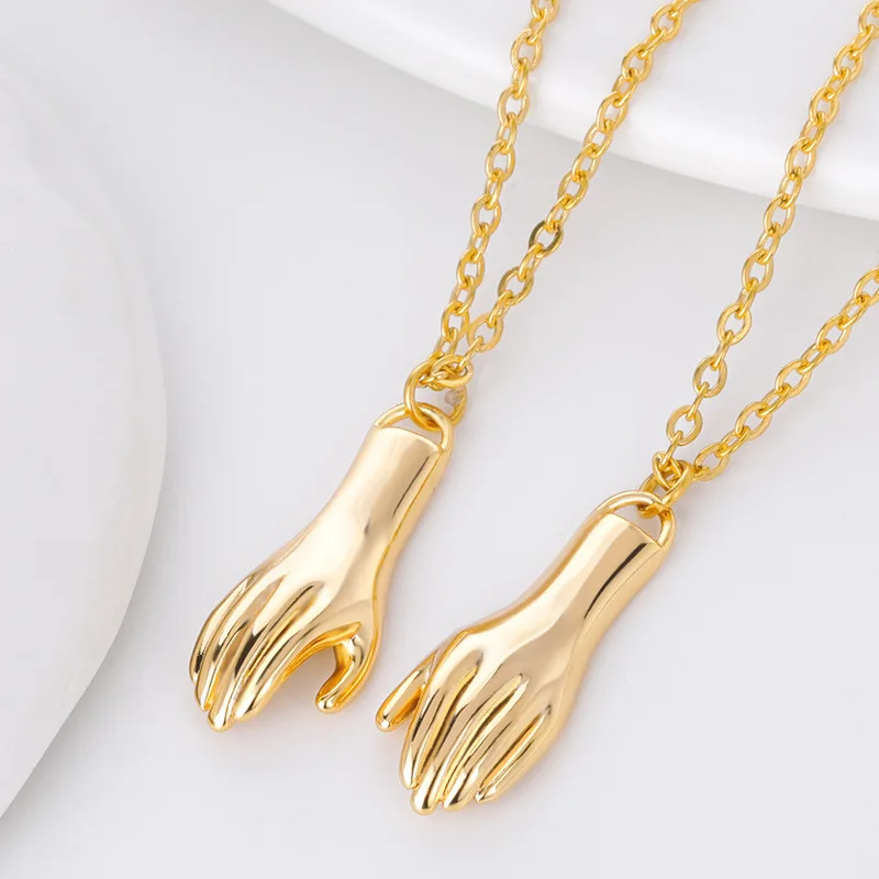 Magnet phase of necklace of lovers hand in hand attracts simple pendant of clavicle chain of a pair of men and women