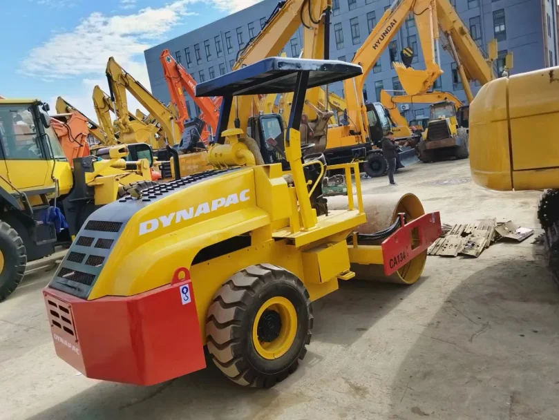 Новое поступление двухбарабанный дорожный каток dynapac CA134
