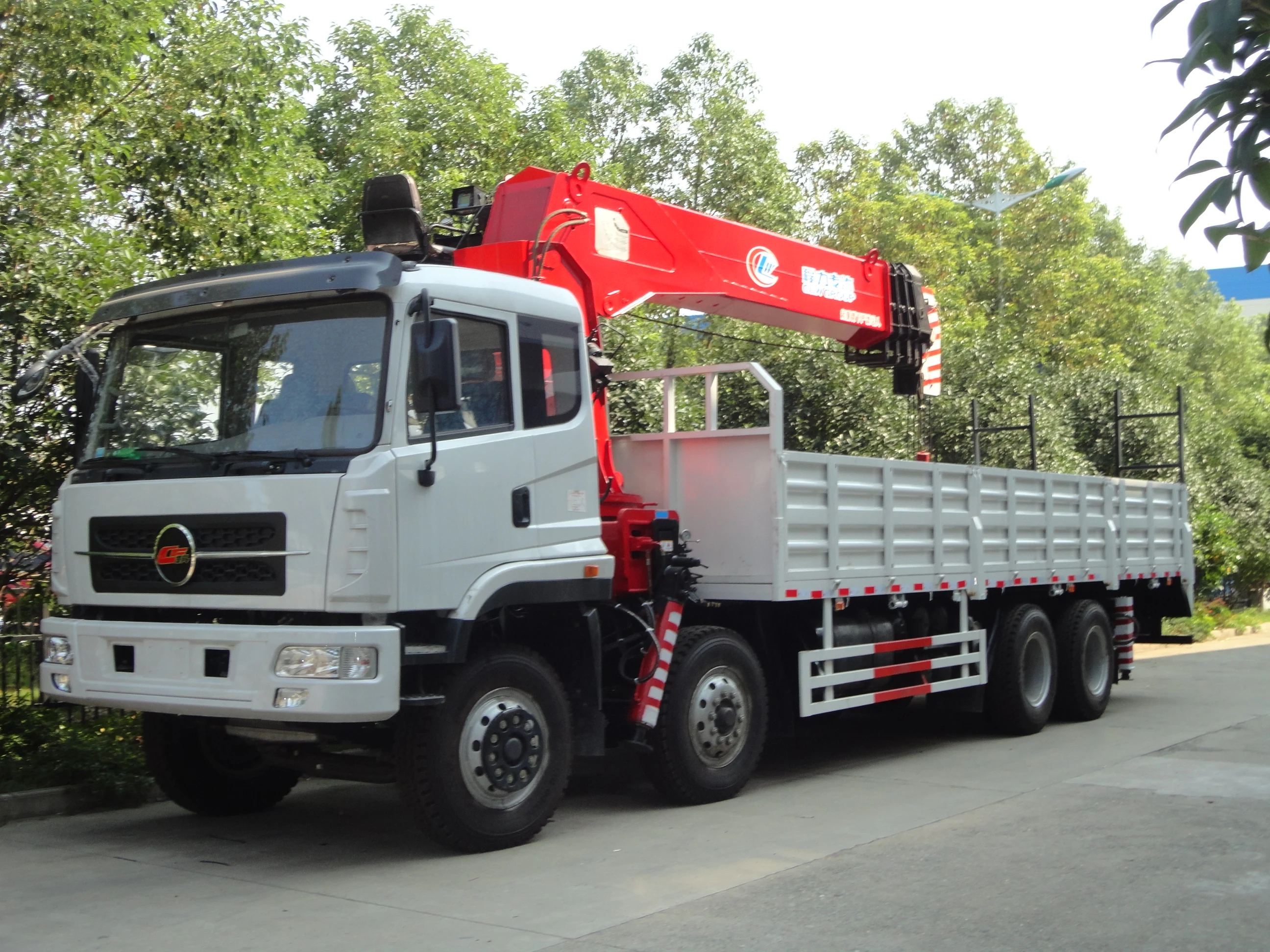 Dongfeng 8*4 heavy duty arm lift 15 ton truck crane price