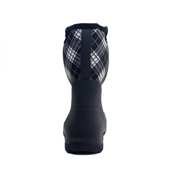 Outdoor insulated adults rain boots neoprene seamless rubber boots with comfortable foot bed for farm work .